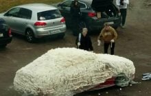 Скандальный блогер залил машину матери монтажной пеной – очевидцы