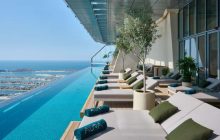З панорамним видом на Burj Khalifa: у Дубаї відкрили найвищий у світі басейн-інфініті (фото)