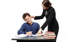 Тягала за вухо та била по голові: на Волині вчителька фізики відлупцювала свого учня (відео)