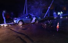 На Киевщине подросток превратил авто отца в груду металла: протаранил дерево и столб (фото)