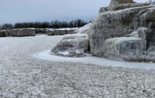 В Канаде заметили редчайший природный феномен: ледяная аномалия сковала озеро (фото, видео)
