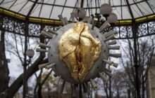 В Одесі демонтували золоту скульптуру з жіночим статевим органом