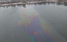Пятно нефти на все озеро: правоохранители взялись за расследование загрязнения водоема в Киеве