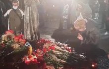 У Києві пенсіонер їв хліб, залишений на Меморіалі пам'яті жертвам Голодомору (відео)