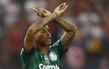 Форвард бразильського клубу симулював травму після дотику арбітра (відео)