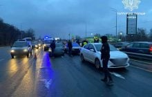 В Киеве на Столичном шоссе произошло масштабное ДТП, движение транспорта уже восстановлено (фото, видео)