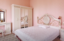 "Пшонка-стайл" и золотые ершики: журналисты показали выставленные на продажу в Киеве роскошные дома (фото, видео)