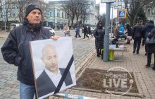 Под здание Рады принесли портрет Гордона с траурной лентой (фото)