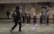 Киевлянин поплатился за попытку проехаться "зайцем" в метро: появилось эпичное видео