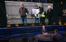 Гордон нестандартно отреагировал на свой портрет с траурной лентой под Радой (видео)