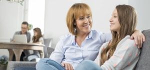 Психологи назвали ошибку родителей, из-за которой взрослые дети избегают разговоров