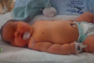 Багатодітна мати народила дитину вагою майже сім кілограмів: Боже мій, він кремезний (відео)