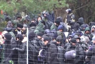 Беженцы штурмовали польскую границу со светошумовыми гранатами и камнями (видео)