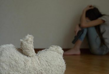 На Житомирщині батько побив доньку гребінцем, бо у нього не виходила зачіска