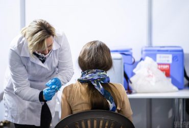 В Украине разрешили введение второй бустерной дозы вакцины против COVID-19: названы условия