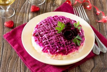 Салат з куркою, чорносливом і буряком: гідний конкурент Шубі і Олів'є