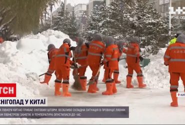 На півночі Китаю триває сніговий шторм