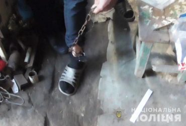 В Одесской области мужчина приковал цепью к столбу работника, которого заподозрил в краже (фото, видео)