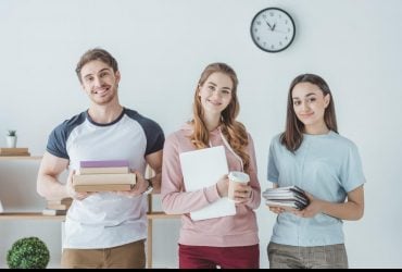 Виїзд українських студентів за кордон під час війни: експерт розповів, хто має таке право