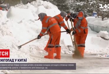 На півночі Китаю триває сильний сніговий шторм