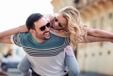 Невипадкова зустріч: астрологи назвали знаки Зодіаку, які зустрінуть кохання за кордоном