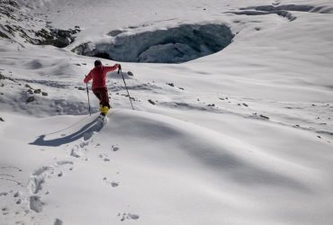 Застрявший в горах турист помог спасателям найти его, написав имя на снегу