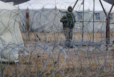 Беларусь подтягивает эшелон с ЗРК С-300 к границе: Жданов предупредил об угрозе