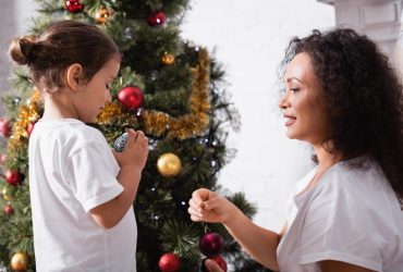 Когда убирать новогоднюю елку: 4 простых способа и народные приметы