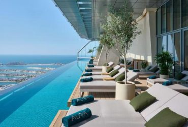 З панорамним видом на Burj Khalifa: у Дубаї відкрили найвищий у світі басейн-інфініті (фото)