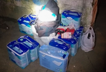 У Дніпрі чоловіки намагалися перевезти в таксі вкрадені підгузки - водій здав їх поліції (фото)