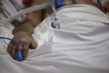 У Дніпрі комунальники вилетіли з автовежі, яку зачепила вантажівка (відео)