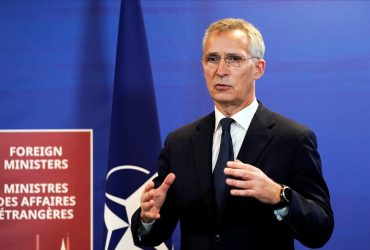 Столтенберг обговорив з Макроном воєнне нарощення РФ біля кордонів України