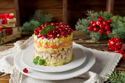 Новогодние салаты: самые вкусные и простые рецепты на праздничный стол