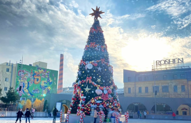 На тлі жовтого листя: у Києві почали встановлювати першу новорічну ялинку (фото)
