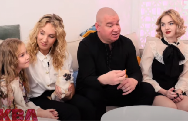 Юморист Кошевой показал роскошную квартиру в новом районе Киева и познакомил с семьей (видео)