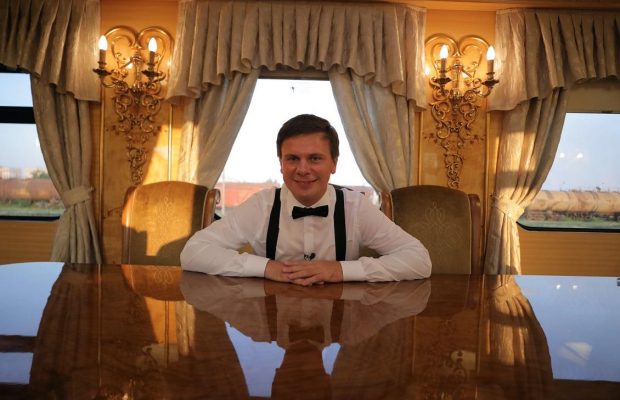 "Мандруй Україною з Дмитром Комаровим": телеведущий перекусил беляшом в вагоне премиум-класса (видео)