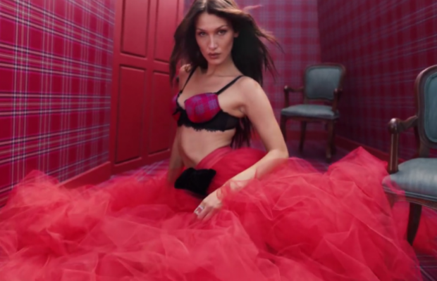 Популярна супермодель знялася в "різдвяній" білизні від Victoria's Secret (відео)