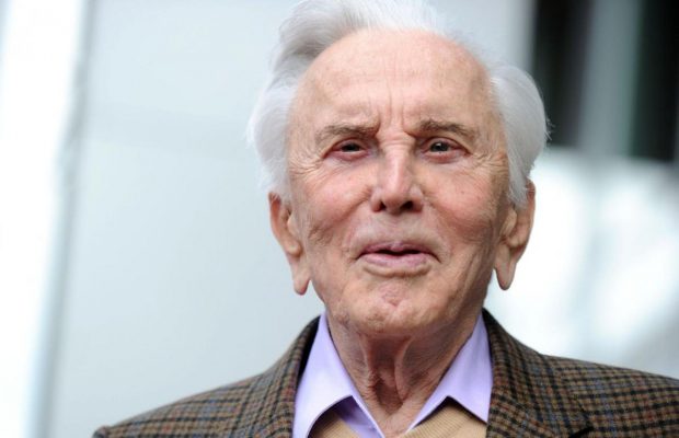 "Вона була скуйовджена та засмучена": покійного актора Кірка Дугласа звинуватили у зґвалтуванні