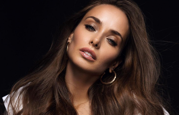 Ксенія Мішина в туфлях Versace за 35 тисяч гривень потрапила в об'єктиви камер