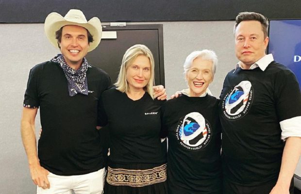 Мама Ілона Маска розповіла, як проводить час з дітьми та онуками: "дивимося в телефони й читаємо контракти"