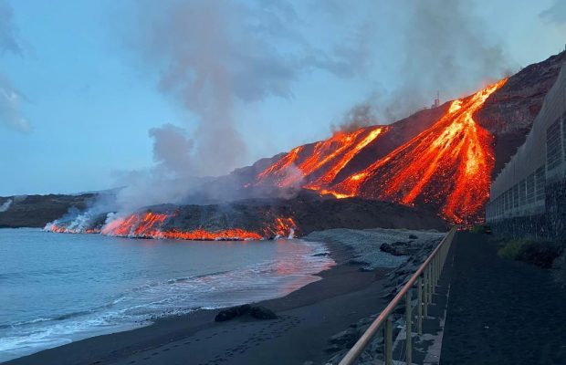 З'явилися нові кадри виверження вулкана на Канарах: лава досягла океану (відео)