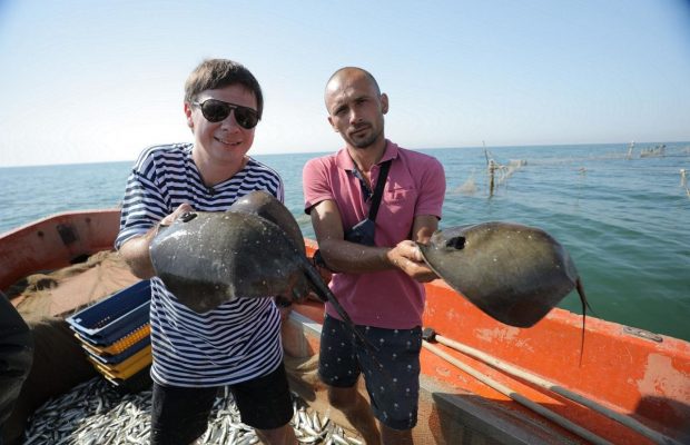 В "Мандруй Україною з Дмитром Комаровим" показали экстремальную рыбалку и закулисье национального виноделия (видео)