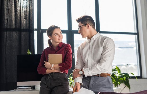 Чоловік кохає вас до нестями, якщо демонструє ці 5 ознак в своїй поведінці