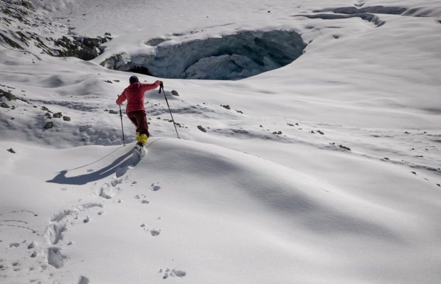 Застрявший в горах турист помог спасателям найти его, написав имя на снегу