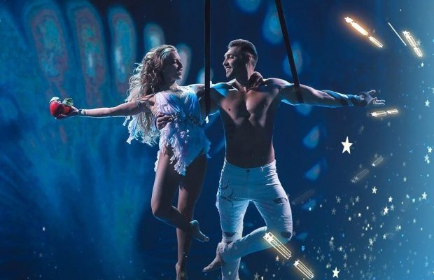 "Україна має талант": повітряний гімнаст зубами підняв на висоту всіх суддів (відео)