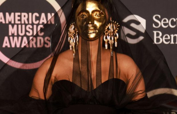 Премия AMA 2021: обнаженка, Карди Би в золотой маске, клип Тани Муиньо, триумф BTS (фоторепортаж)