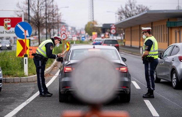 Эти ребята не шутят: как в Австрии проходит первый день тотального локдауна и запрета на туризм (фоторепортаж, видео)