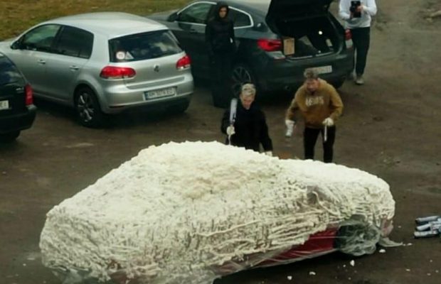 Скандальний блогер залив автівку матері монтажною піною – очевидці