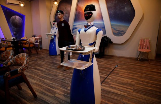 Роботы вместо официантов: в Ираке заработал ресторан будущего (фоторепортаж)