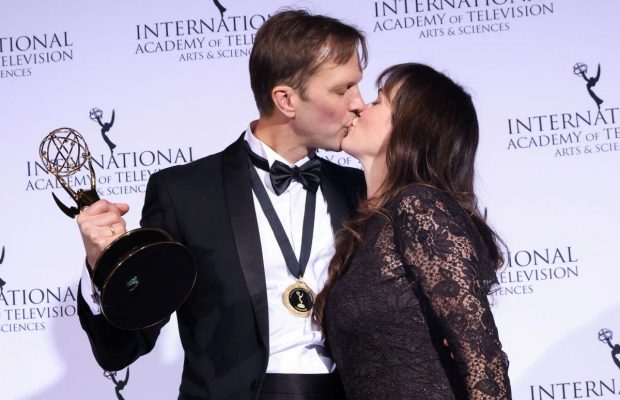 Эмми 2021: страстные поцелуи, роскошные наряды и триумф комедии от Netflix (фоторепортаж)